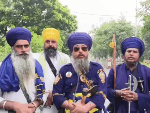 अमृतसर में कूड़ा गाड़ी से मिले गुटका साहिब के अंग:  सिख संगठनों ने जताया भारी रोष, बेअदबी पर कार्रवाई की मांग – Amritsar News