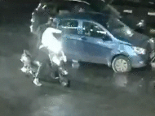 अहमदाबाद में बिल्डर पर 6 राउंड फायरिंग का CCTV:  8 करोड़ रुपए का लेनदेन का था मामला, पूर्व पार्टनर ने ही साथियों संग मिलकर चलाईं गोलियां