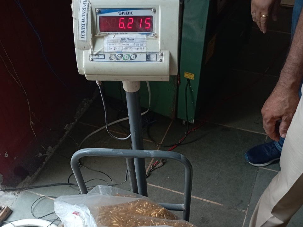 कांगड़ा में नकली दवा बनाने वाली फैक्ट्री का भंडाफोड़:  देश भर में होती थी सप्लाई; कैप्सूल और प्रिंटिंग मशीन जब्त – Dehra News