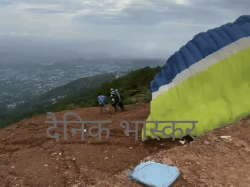 कांगड़ा में पैराग्लाइडिंग कंपनी और पायलट को नोटिस:  बिना रजिस्ट्रेशन के चल रही, दो दिन पहले हुई थी गुजरात के टूरिस्ट की मौत – Dharamshala News