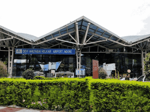 गोवा से इंदौर आ रही फ्लाइट की इमरजेंसी लैंडिंग:  पहियों के हाइड्रोलिक सिस्टम में खराबी आई; सभी 140 यात्री सुरक्षित – Indore News