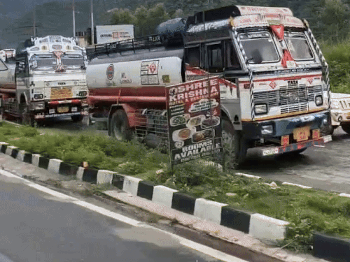 चंडीगढ़-मनाली एनएच पर भूस्खलन, लंबा जाम लगा:  पंडोह डैम के पास हाईवे बंद; कटौला-कमांद रूट से जाने की सलाह, मलबा हटाने को काम शुरू – Mandi (Himachal Pradesh) News