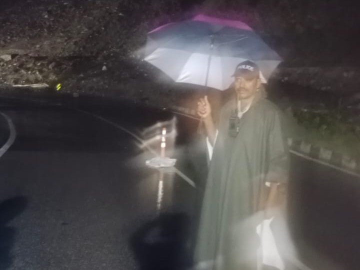 चंडीगढ़-मनाली फोरलेन 8 घंटे बाद खुला:  अभी वन-वे ट्रैफिक चलाया जा रहा; पंडोह में रोड पर पत्थर गिरा, रात भर फंसे रहे यात्री – Mandi (Himachal Pradesh) News