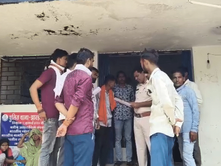 छात्र बोले- टीचर कुरान पढ़ने का दबाव बनाते हैं:  उज्जैन के स्कूल में भारत माता, देवी-देवताओं की तस्वीर जलाईं, हत्या की धमकी का आरोप – Ujjain News