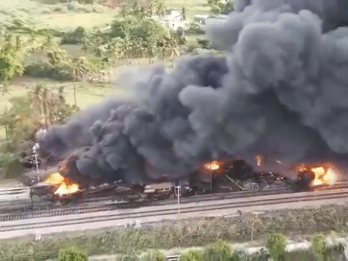 तमिलनाडु में मालगाड़ी पटरी से उतरी, 18 बोगियां जलकर खाक:  52 बोगियों में डीजल भरा था, 40 अलग की गईं; तिरुवल्लूर रेलवे स्टेशन का इलाका खाली करवाया