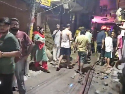 दिल्ली की फैक्ट्री में आग:  2 लोगों की मौत की खबर, 4 लोगों को बचाया गया; दमकल की 6 गाड़ियां पहुंचीं