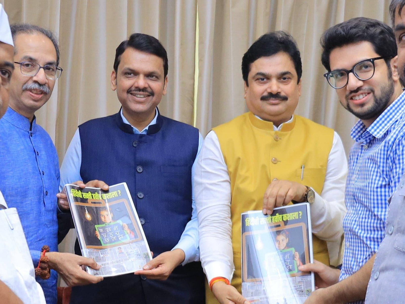 देवेंद्र फडणवीस से मिले उद्धव ठाकरे:  दावा- नेता विपक्ष पद पर चर्चा की; एक दिन पहले महाराष्ट्र CM ने कहा था- चाहें तो हमारे साथ आ जाएं