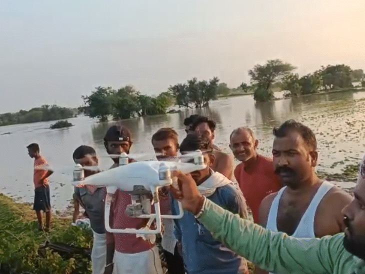नदी में टापू पर फंसा शख्स…ड्रोन से रस्सी पहुंचाकर निकाला:  छतरपुर में बिना अलर्ट खोले डैम के गेट; बाढ़ आने से बने ऐसे हालात – Chhatarpur (MP) News