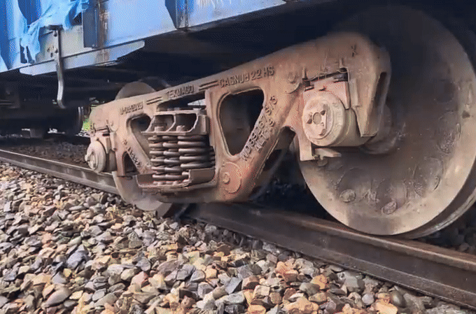 पंजाब में जम्मू से आई रेलगाड़ी पटरी से उतरी:  इंजन समेत 3 डिब्बे डिरेल; 4 बड़ी गाड़ियां लेट, मालवा एक्सप्रेस 3 घंटे से विजयपुर में खड़ी – Pathankot News