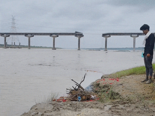 परिवार ने पुतला बनाकर दाह-संस्कार किया:  गुजरात के वडोदरा में पुल टूटने से 5 गाड़ियां गिरी थीं, 18 की मौत हुई; 2 अब भी लापता