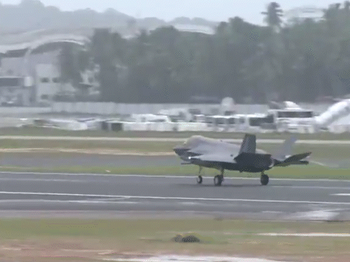 ब्रिटिश फाइटर जेट ने 38 दिन बाद उड़ान भरी:  विमान के हाइड्रोलिक फेल थे; 14 जून को केरल एयरपोर्ट पर इमरजेंसी लैंडिंग की थी