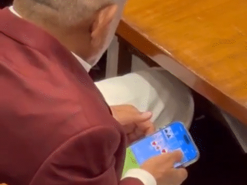 महाराष्ट्र के कृषि मंत्री विधानसभा में रमी खेलते दिखे:  विपक्ष बोला- राज्य में हर दिन 8 किसान कर रहे सुसाइड, कृषि मंत्री गेम खेल रहे