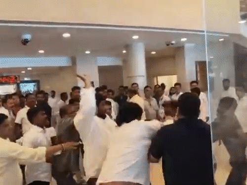महाराष्ट्र विधानसभा मारपीट मामले में FIR, 2 गिरफ्तार:  लॉबी में BJP और शरद पवार गुट के विधायक समर्थकों में हाथापाई हुई थी