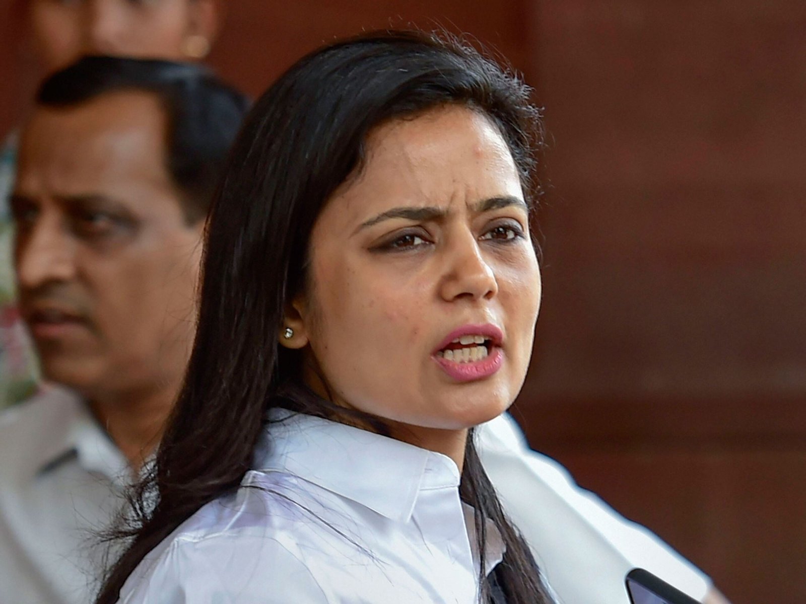 महुआ का मोदी पर तंज- मां काली ढोकला नहीं खातीं:  कहा- बंगाली वोटों के लिए आह्वान में देर हो गई; दुर्गापुर रैली में PM ने जयकारा लगाया था