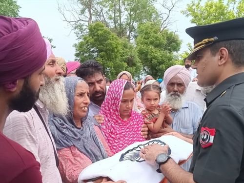 मानसा में फौजी का सैन्य सम्मान के साथ अंतिम संस्कार:  भाई ने दी मुखाग्नि, असम में हार्ट अटैक से मौत; एक बेटी के पिता – Mansa News