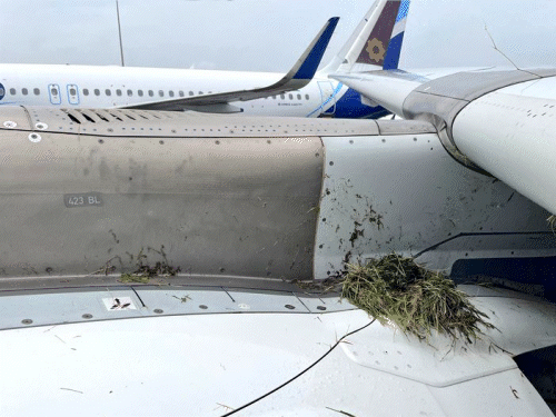 मुंबई में एअर इंडिया का विमान रनवे से फिसला:  भारी बारिश के कारण लैंडिंग के समय हादसा; इंजन को नुकसान, 3 टायर फटे