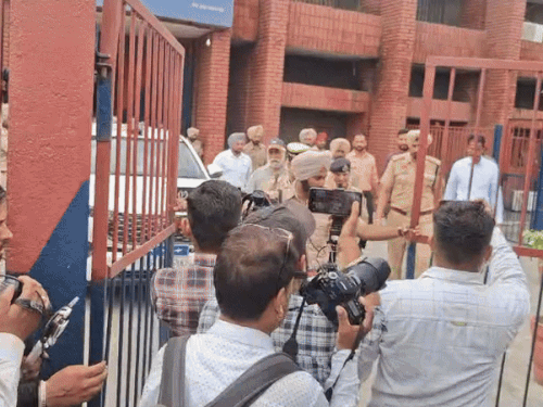 लुधियाना सेंट्रल जेल में छापा:  200 पुलिसकर्मियों की 5 घंटे की तलाशी जारी; बैरक, रसोई और बाथरूम खंगाले जा रहे – Ludhiana News