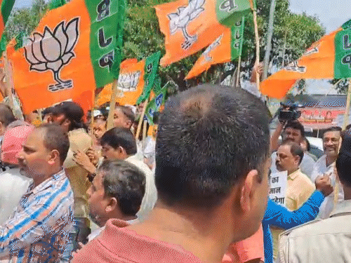 11 तस्वीरों में देखिए कांग्रेस और बीजेपी की भिड़ंत:  कांग्रेस ऑफिस का गेट तोड़कर घुसे BJP कार्यकर्ता, बोले- मां का अपमान बर्दाश्त नहीं – Patna News