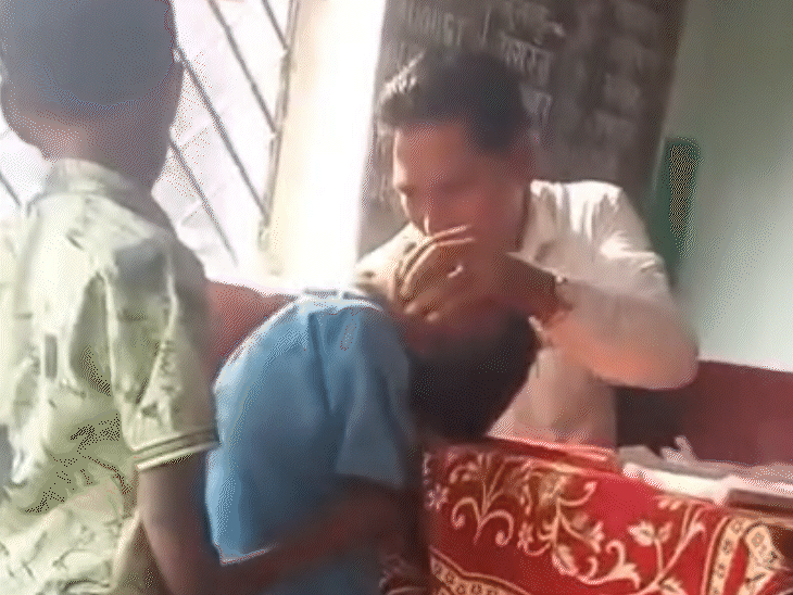 छात्र का मुंह दबाया, रीढ़ की हड्‌डी पर छड़ी चुभाई:  सिवनी में दूसरी के स्टूडेंट को टीचर ने दी सजा; वीडियो सामने आने पर सस्पेंड – Seoni News