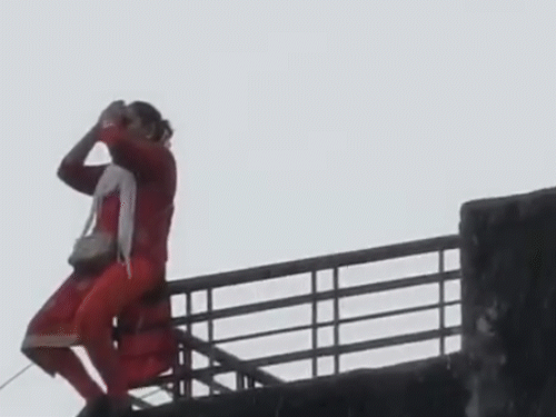 सोशल वर्कर ने 7वीं मंजिल से कूदकर जान दी:  महाराष्ट्र में डीजे बंद कराने के लिए आंदोलन चलाया था, आत्महत्या की वजह साफ नहीं