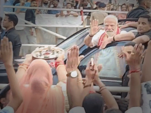 हाथों में आरती की थाली, आंखों में आंसू:PM मोदी को देख रो पड़ी महिला, अहमदाबाद में पीएम के रोड शो में दिखे इमोशनल पल