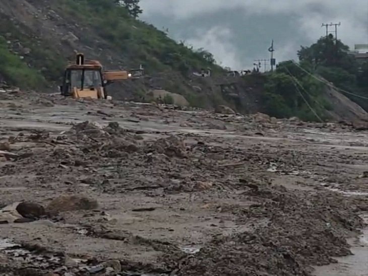 हिमाचल में भारी बारिश, 5 सब-डिवीजन के स्कूलों में छुट्टी:  कोलडैम से छोड़ा पानी, पंजाब में अलर्ट; चंडीगढ़-मनाली और कांगड़ा-पठानकोट NH समेत 500 सड़कें बंद – Shimla News