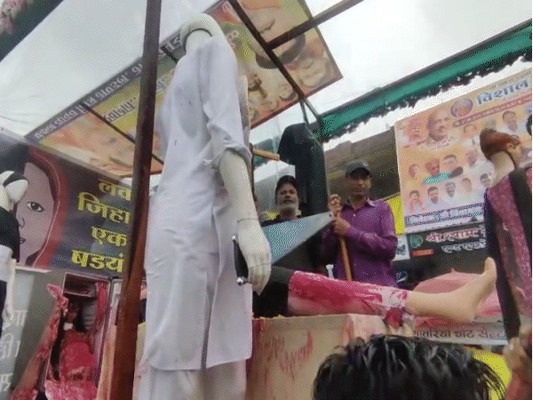 गणेश सवारी में लव जिहाद की झांकी पर फेंके पत्थर:  उज्जैन के महिदपुर में तनाव; पुलिस ने हल्का बल प्रयोग कर भीड़ को खदेड़ा – Ujjain News