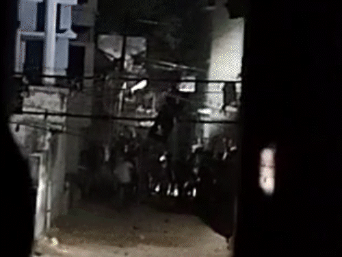 गांधीनगर में गरबा के दौरान दो गुट भिड़े:  गरबा आयोजन में किया पथराव, दुकानों में तोड़फोड़ और गाड़ियों में आग लगाई, 60 हिरासत में