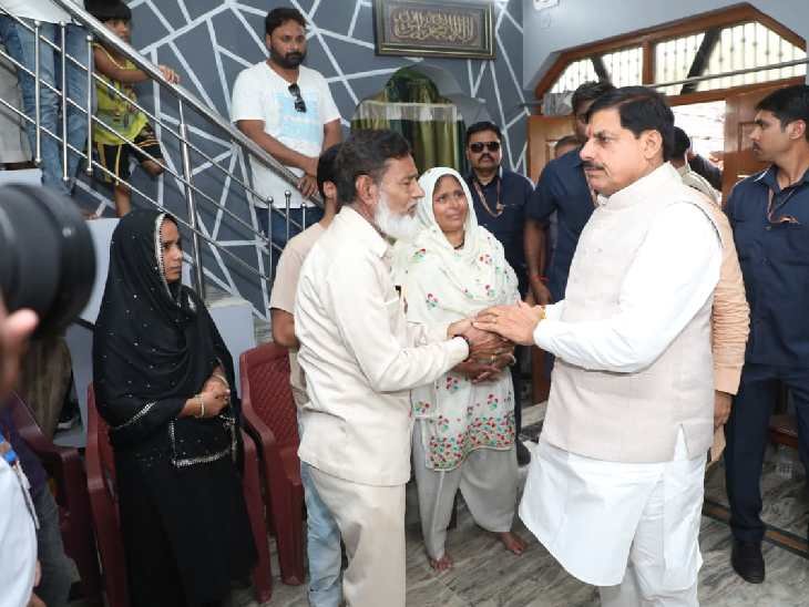 MP के ड्रग कंट्रोलर को हटाया, तीन अफसर सस्पेंड:  छिंदवाड़ा में पीड़ित परिवारों से मिले सीएम; 16 बच्चों की गई जान – Chhindwara News