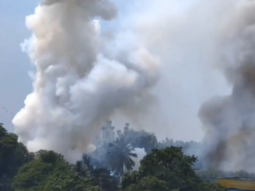 आंध्र प्रदेश की पटाखा फैक्ट्री में आग, छह की मौत:  कई घायल; पंप से लपटें बुझाई जा रहीं, CM ने अधिकारियों को घटनास्थल पर जाने के निर्देश दिए