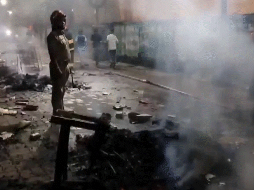 कटक में दुर्गा विसर्जन के दौरान हिंसा, 2 गुट भिड़े:  गाड़ियां जलाईं, दुकानों में तोड़फोड़; इंटरनेट डाउन, VHP ने आज बंद बुलाया