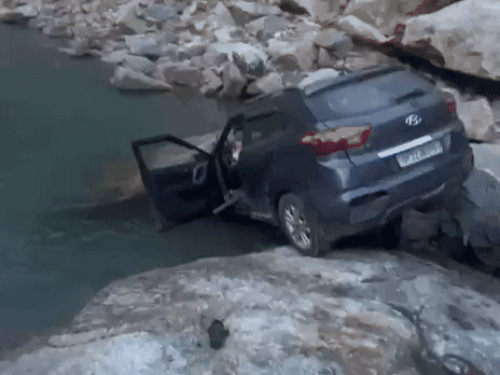 केदारनाथ से लौट रहे यात्रियों की कार नदी में गिरी:  एक की मौत, NDRF ने 5 लोगों की बचाई जान; बाराबंकी-लखनऊ के रहने वाले – Rudraprayag News