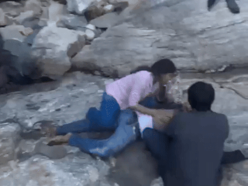 केदारनाथ से लौटते वक्त कार नदी में गिरी:  एक यात्री की मौत, जवानों ने 5 लोगों की बचाई जान; अस्पताल में भर्ती – Rudraprayag News