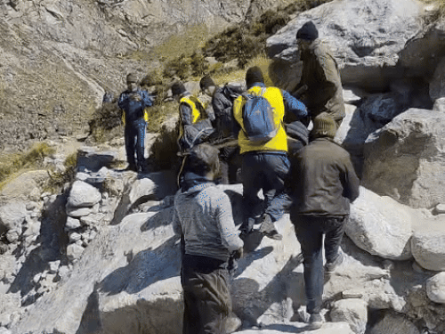 चमोली में टूरिस्ट की मौत, SDRF ने 5 को बचाया:  8 KM पैदल चलकर शव पहुंचाया, पश्चिम बंगाल का रहने वाला – Chamoli News