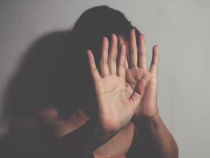 दिल्ली में मेडिकल स्टूडेंट से एक महीने तक रेप:  आरोपी ने वीडियो बनाकर ब्लैकमेल किया; उसके दो दोस्तों ने भी यौन उत्पीड़न किया