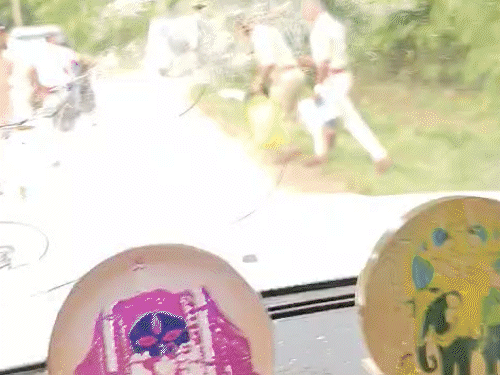 बंगाल के जलपाईगुड़ी में भाजपा सांसद पर हमला, सिर फूटा:  बाढ़ पीड़ितों को राहत सामग्री बांटने गए थे; भीड़ का पथराव, नारे लगाए- वापस जाओ