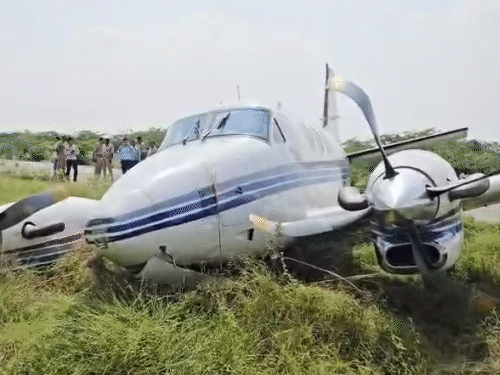 यूपी में प्राइवेट प्लेन टेकऑफ से पहले झाड़ियों में घुसा:  उड़ान भरते वक्त बेकाबू हुआ; भोपाल की कंपनी के एमडी समेत 6 लोग सवार थे – Uttar Pradesh News