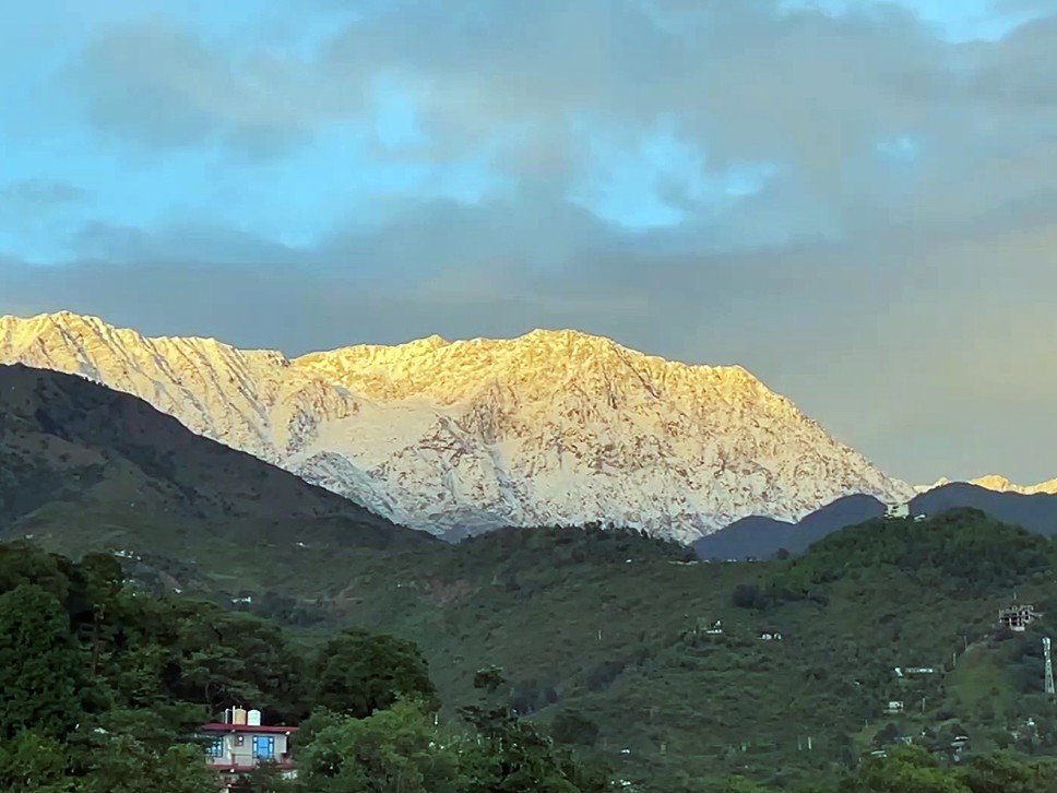 हिमालय में बर्फबारी जारी, MP-राजस्थान-उत्तराखंड में ठंड बढ़ी:  कई शहरों में पारा 20°C से नीचे; दिल्ली में भारी बारिश के कारण 15 फ्लाइट्स डायवर्ट