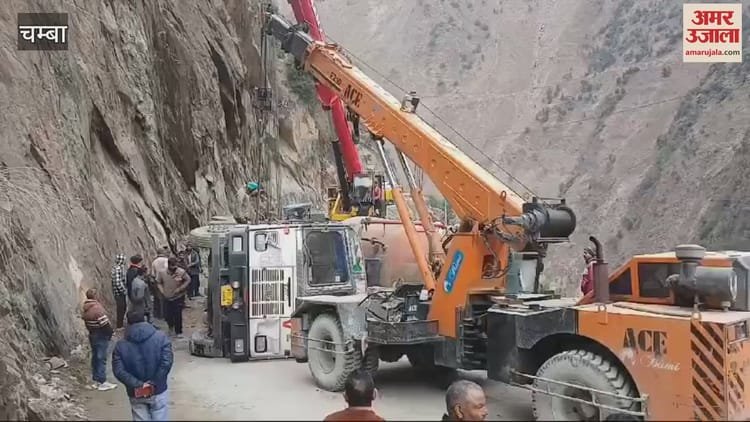 VIDEO : खड़ामुख-होली मार्ग पर 26 घंटे बाद बहाल हुआ यातायात, पलटे सीमेंट से लदे ट्रक को हटाया