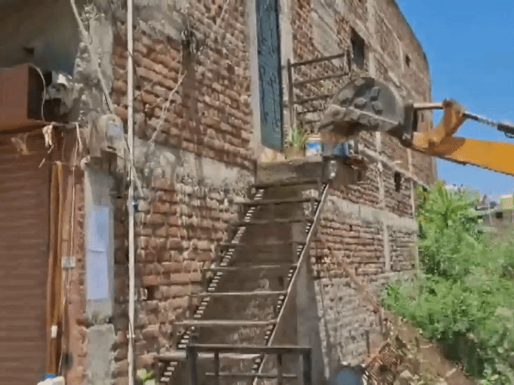 अमरावती में लव ट्रैप में फंसाकर 180 लड़कियों का शोषण:  350 से ज्यादा अश्लील वीडियो मिले, आरोपी गिरफ्तार, प्रशासन ने घर पर बुलडोजर चलाया