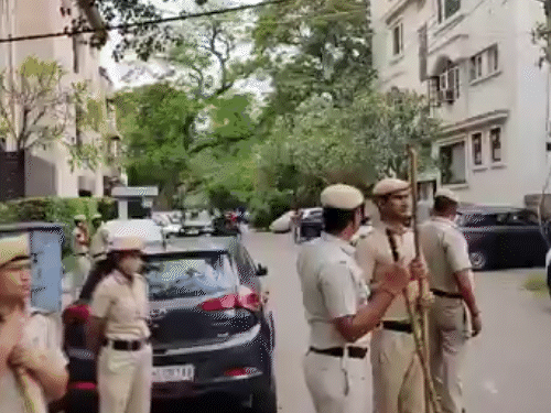 असम पुलिस की कांग्रेस नेता पवन खेड़ा के घर छापेमारी:  हिमंता बोले- पाताल से निकालेंगे; खेड़ा ने कहा था- CM की पत्नी के पास 3 पासपोर्ट