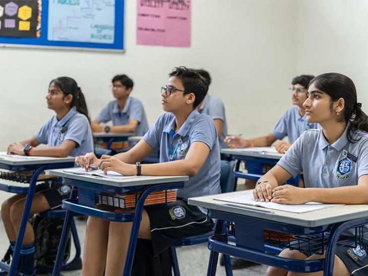 किताबें नहीं, फिर भी पढ़ानी होगी तीसरी भाषा:  CBSE ने स्कूलों को दिए निर्देश; छठी क्लास में इसी सेशन से 3 भाषाएं पढ़ाने का नियम लागू