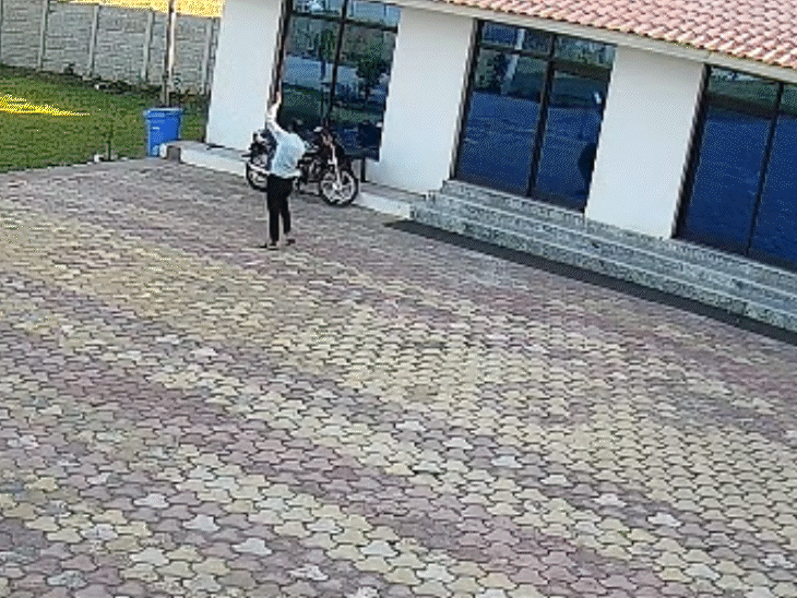 खजुराहो में युवक जिंदा जला, VIDEO:  हेरिटेज रिसोर्ट से बंदर भगा रहा था; हाईटेंशन लाइन से टकराया पाइप – khajuraho News