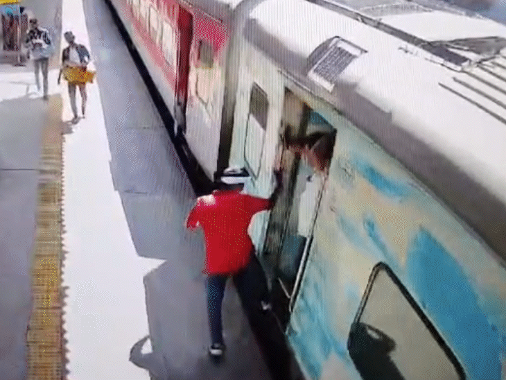 ट्रेन और प्लेटफॉर्म के बीच घिसटा युवक, दो टुकड़े हुए:  रतलाम में चलती गाड़ी में चढ़ रहा था, बैग से मिले चार लाख रुपए – Ratlam News