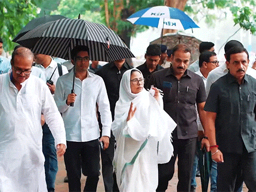 पश्चिम बंगाल में SIR ही सबसे बड़ा मुद्दा:  नई वोटर लिस्ट से CM ममता की कठिनाई, 50 सीटों पर TMC को ज्यादा चुनौती