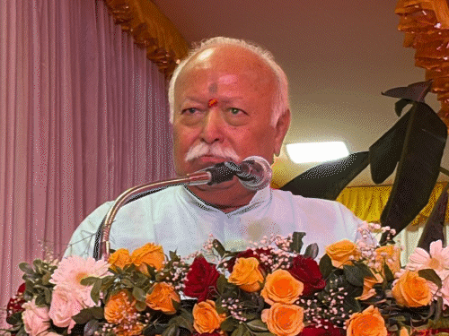 भागवत बोले- संघ डंडा लेकर दरवाजे पर खड़ा रहेगा:  संत भारत को विश्वगुरु बनाने के लिए काम करें; वृंदावन में संत के पैर छुए – Mathura News