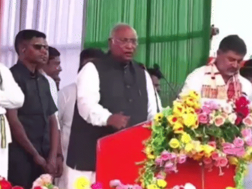 भाजपा-RSS को जहरीला सांप कहने पर खड़गे के खिलाफ शिकायत: चुनाव आयोग से FIR की मांग; शाह बोले- वोटर जवाब देंगे, कांग्रेस दूरबीन से भी नहीं दिखेगी