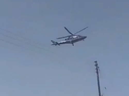 महाराष्ट्र के मंत्री का हेलिकॉप्टर कार पार्किंग में उतरा:  प्रशासन बोला- पायलट से गलती हुई; जनवरी में अजित पवार का प्लेन क्रैश हुआ था