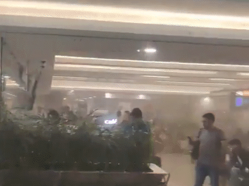 मुंबई एयरपोर्ट के टर्मिनल-1 में आग लगी:  रनवे एरिया से धुआं उठा, गेट बंद किए; कुछ उड़ानें रोकी गईं