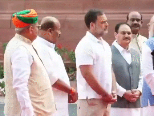 मोदी-राहुल की बातचीत का VIDEO वायरल:  संसद परिसर में दोनों ने हाथ जोड़कर अभिवादन किया, बातचीत भी हुई